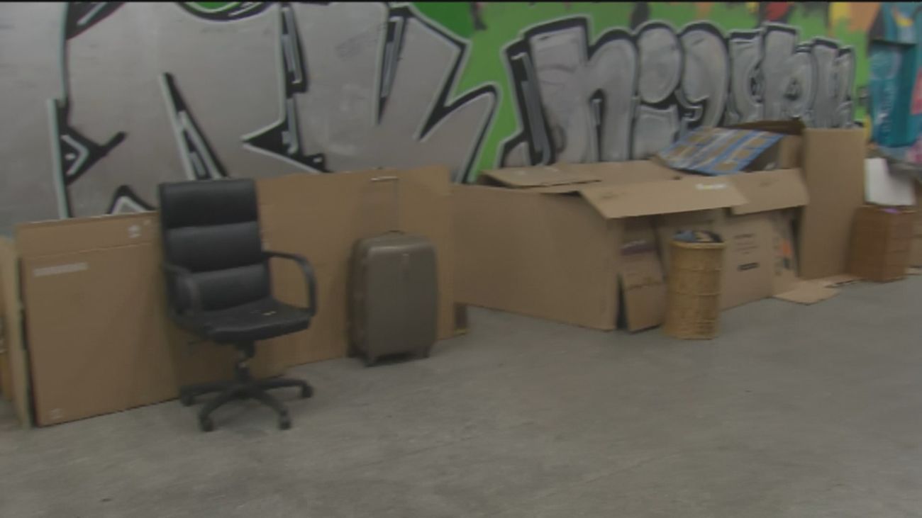 Colchones y enseres se acumulan en el pasadizo subterráneo de la plaza de los Cubos