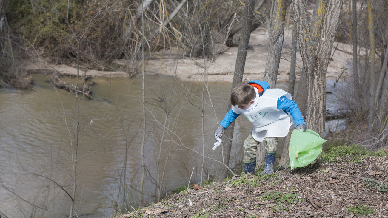 Un niño participa en una de las campañas de recogida de basura en la naturaleza