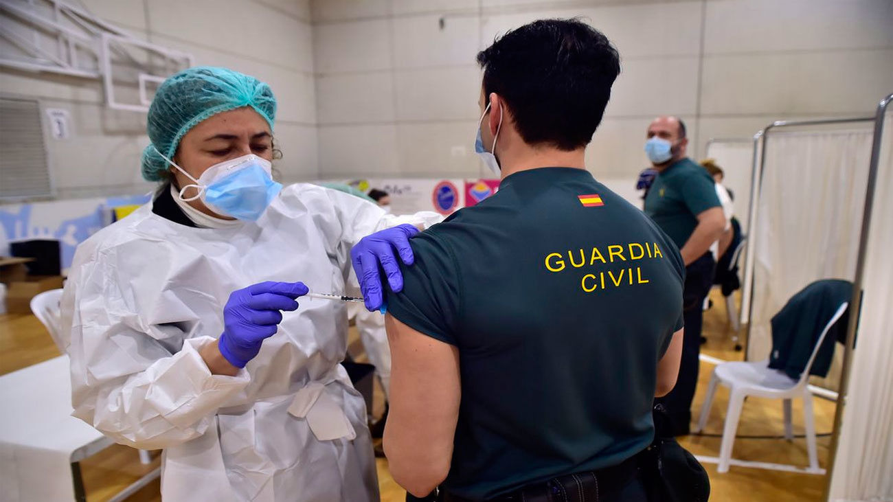 Vacuna a un Guardia Civil (foto AUGC)