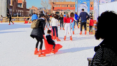 La pista de hielo de Matadero Madrid es la más grande de estas Navidades