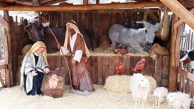 San Lorenzo del Escorial  llena las calles de Navidad con el encendido de luces y su Belén monumental