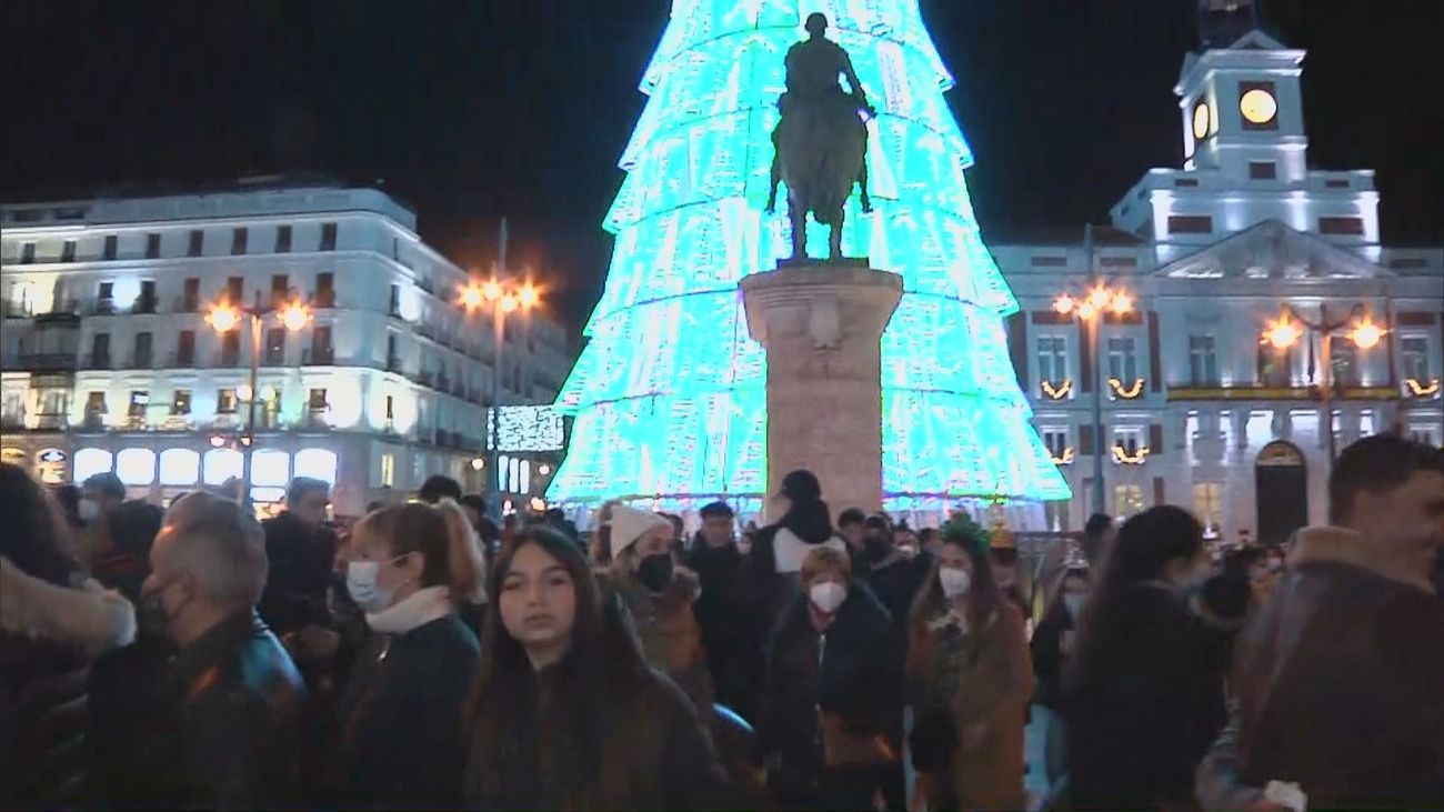 La Puerta del Sol y su entorno se llenan de gente en pleno puente de la Constitución