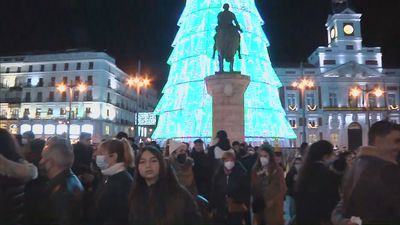 La Puerta del Sol y su entorno se llenan de gente en pleno puente de la Constitución