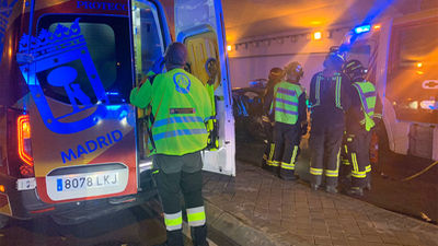 Dos heridos al chocar con su coche contra el pilar de un puente en Madrid