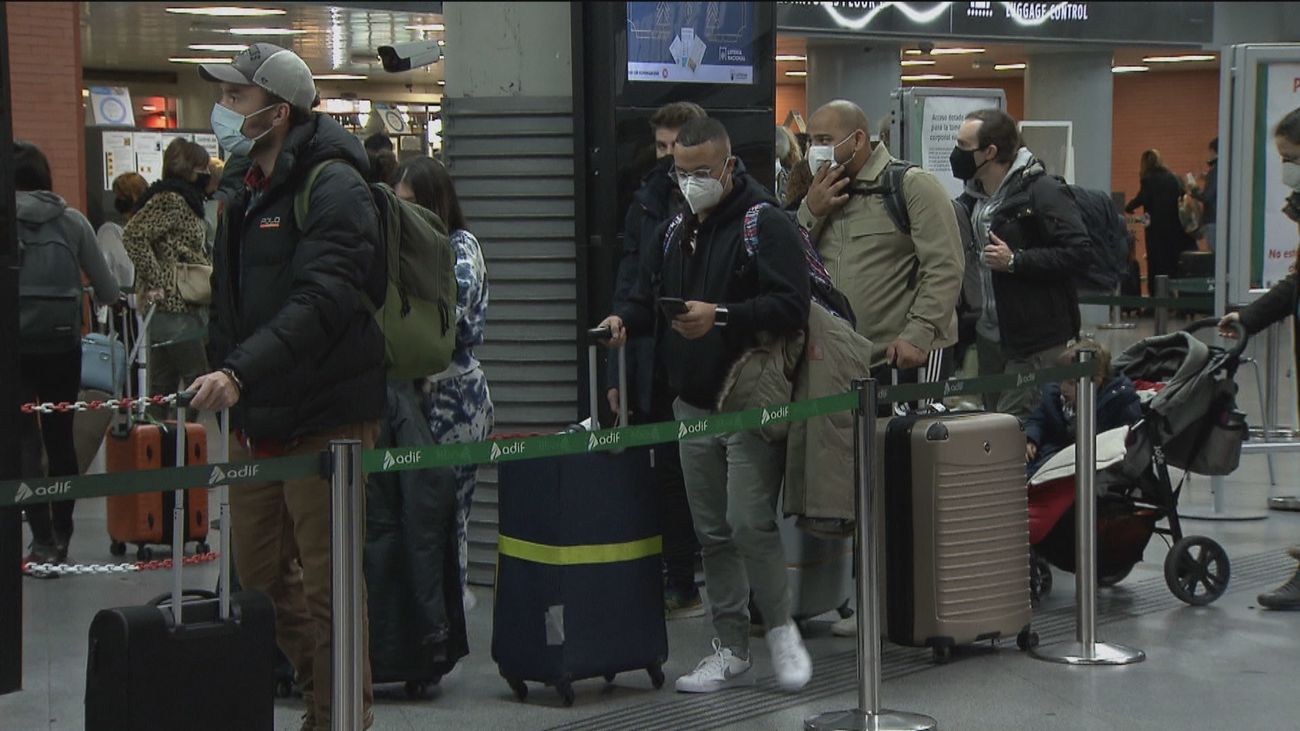 Viajeros esperando pasar el control de equipajes de la estación de Atocha