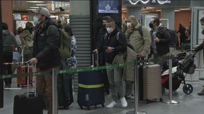 Trenes repletos y trasiego de pasajeros en la estación de Atocha