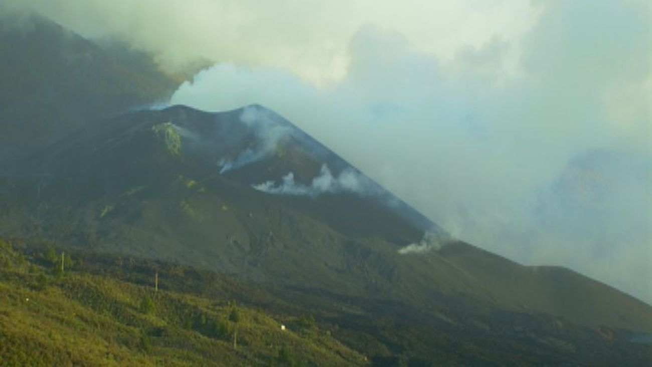 Se reactiva la colada sur del volcán de La Palma aunque discurre de forma lenta