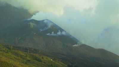 Se reactiva la colada sur del volcán de La Palma aunque discurre de forma lenta