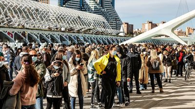 Los contagios de Covid siguen creciendo con casi el 90% de la población diana española vacunada