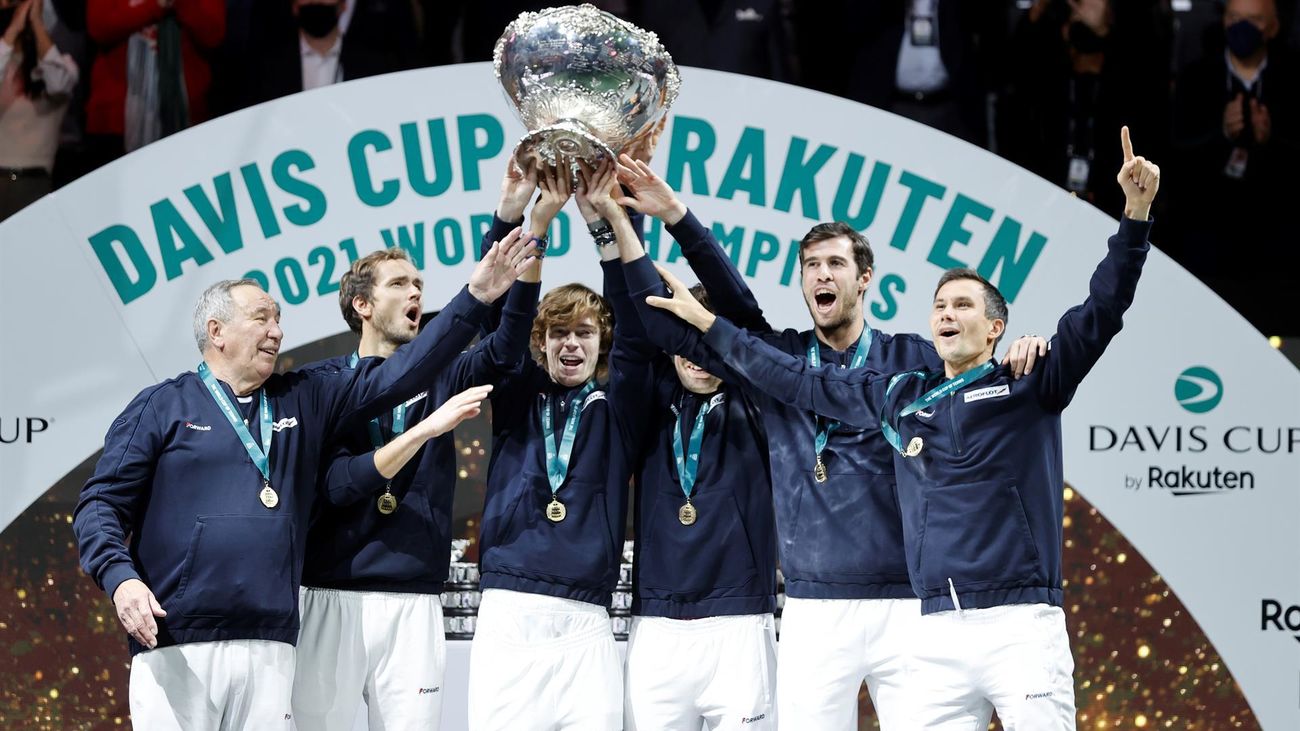 El equipo de Rusia celebra tras vencer al equipo de Croacia en la final de la Copa Davis, en el Madrid Arena