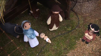 El Berrueco vuelve a exponer su belén artesanal de ganchillo