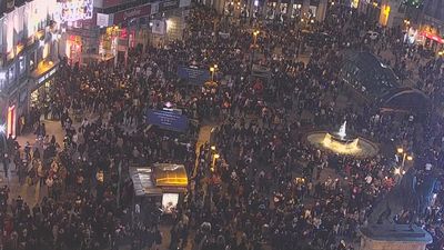 Madrileños y turistas llenan el centro de la capital en pleno puente de la Constitución
