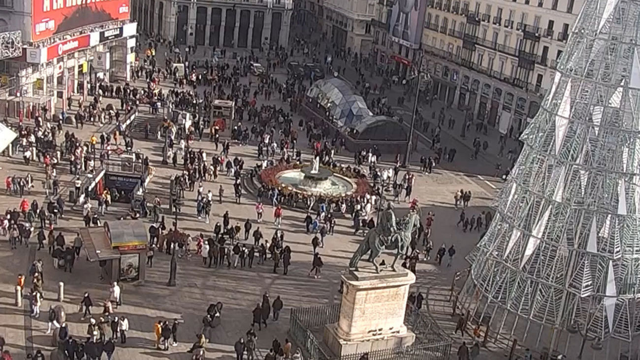 El centro de Madrid vuelve a llenarse de miles de madrileños y turistas este domingo de Puente