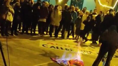 Arrimadas denuncia la quema de la bandera de España en el Ayuntamiento de Vic (Barcelona)