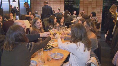 Reuniones familiares y cenas de trabajo a pesar del crecimiento de los contagios