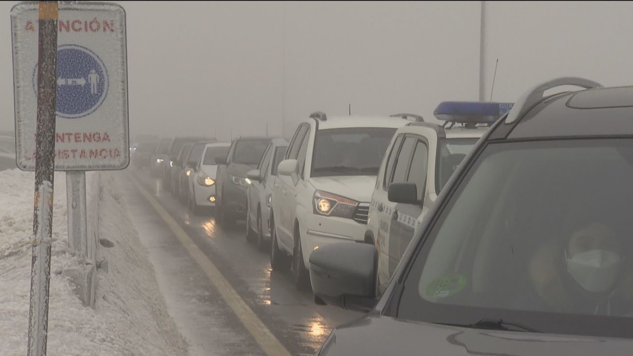 Las carreteras de acceso a Cotos y Navacerrada otra vez atascadas a pesar de la niebla, el viento y el frío