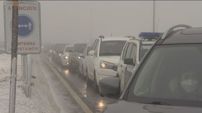 Las carreteras de acceso a Cotos y Navacerrada otra vez atascadas a pesar de la niebla, el viento y el frío