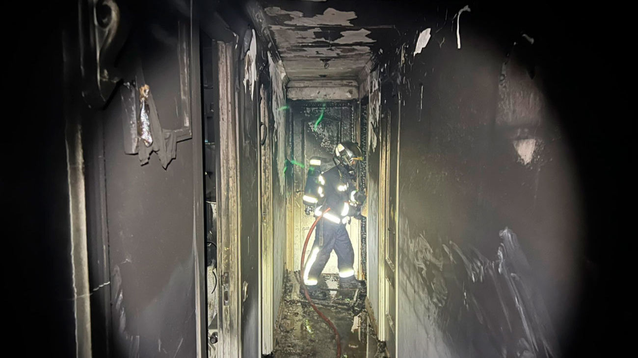 Bomberos en la vivienda incendiada