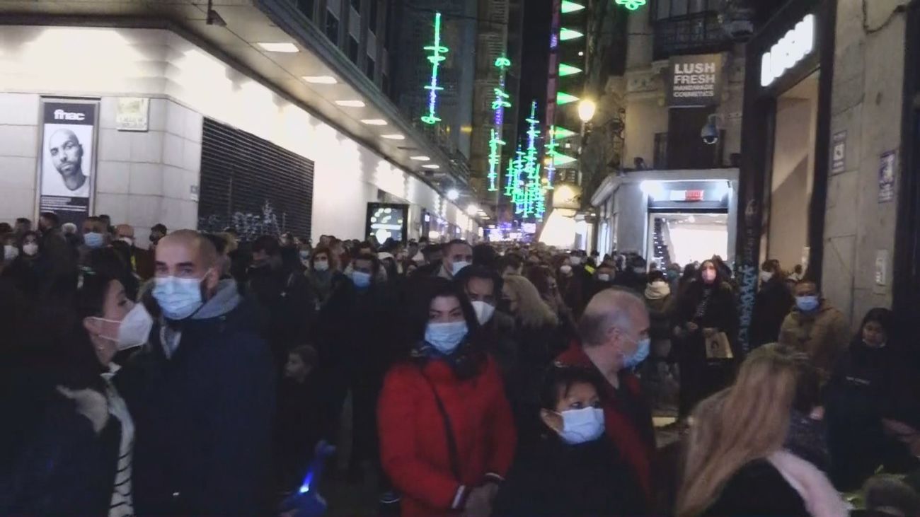 Largas colas para comprar lotería en 'Doña Manolita' en pleno Puente de la Constitución