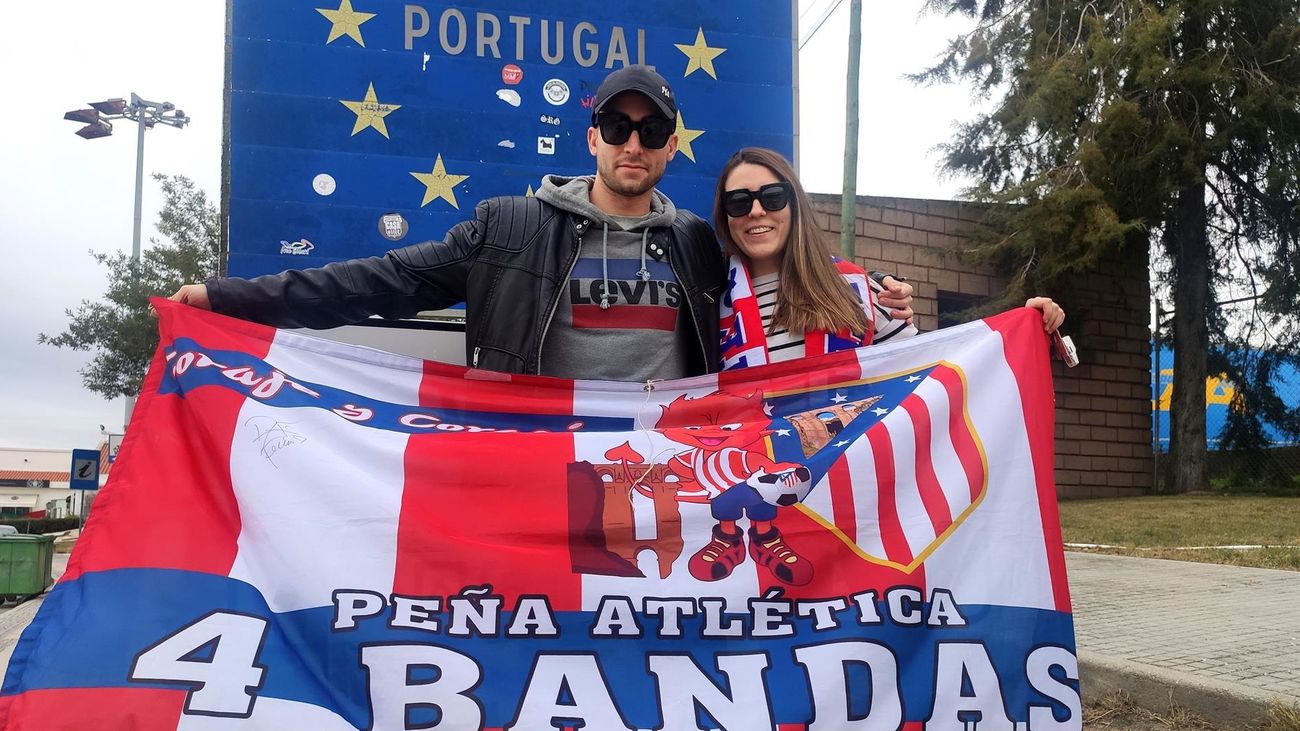 Aficionados del Atlético en la frontera de Portugal