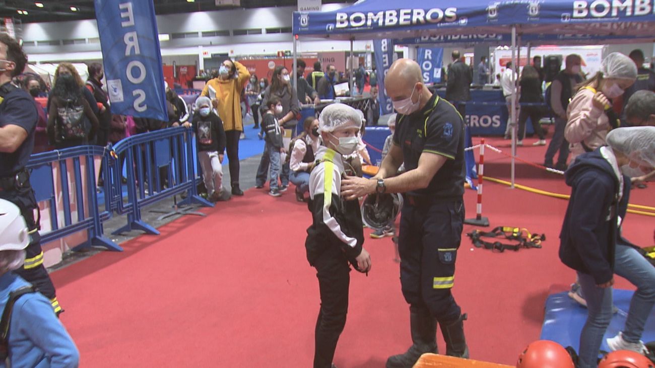 Bomberos y Policía Municipal, referentes de jóvenes... y no tan jóvenes en Juvenalia