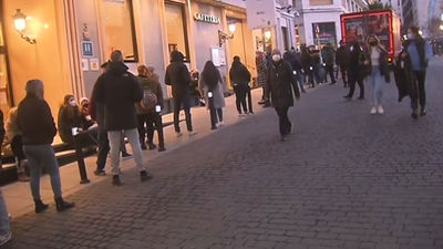 Hasta cuatro horas de cola para comprar lotería de Navidad en Doña Manolita