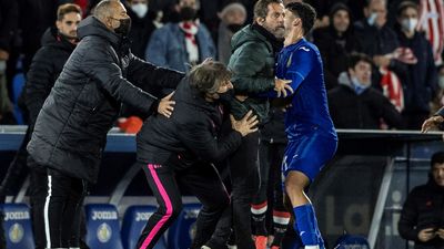 Quique, expulsado tras un calentón con el árbitro