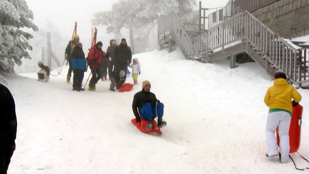 Navacerrada se llena de madrileños desde primera hora de la mañana