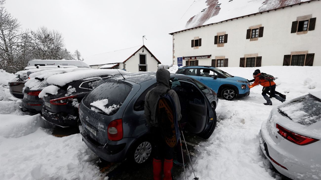 Casi medio centenar de carreteras y puertos afectados por la nieve