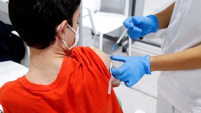 Darias prevé que las vacunas adaptadas a las nuevas variantes de la Covid “podrían llegar en septiembre”