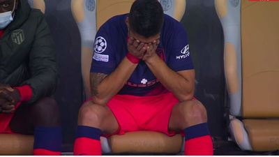 Luis Suárez no sufre rotura y es seria duda para el derbi