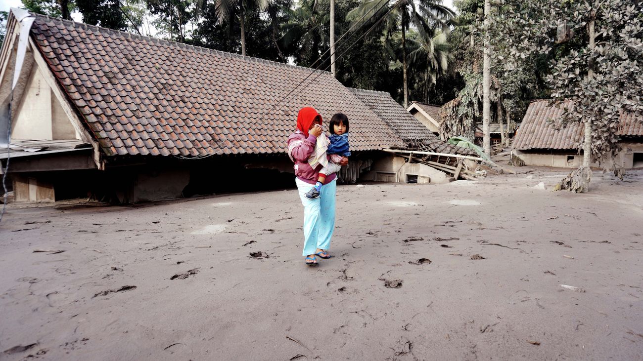 Casa sepultada en Lumajang (Indonesia) tras la erupción del volcán Semeru