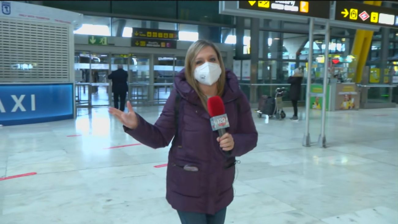 Sindicatos policiales denuncian que faltan 300 agentes en Barajas para controlar los pasaportes