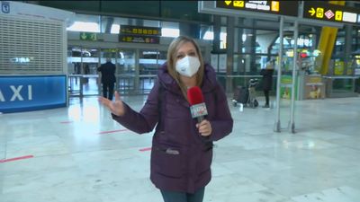 Sindicatos policiales denuncian que faltan 300 agentes en Barajas para controlar los pasaportes