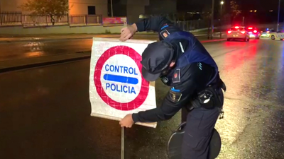 La guía canina de la Policía de Arroyomolinos detecta drogas en varios vehículos en un control