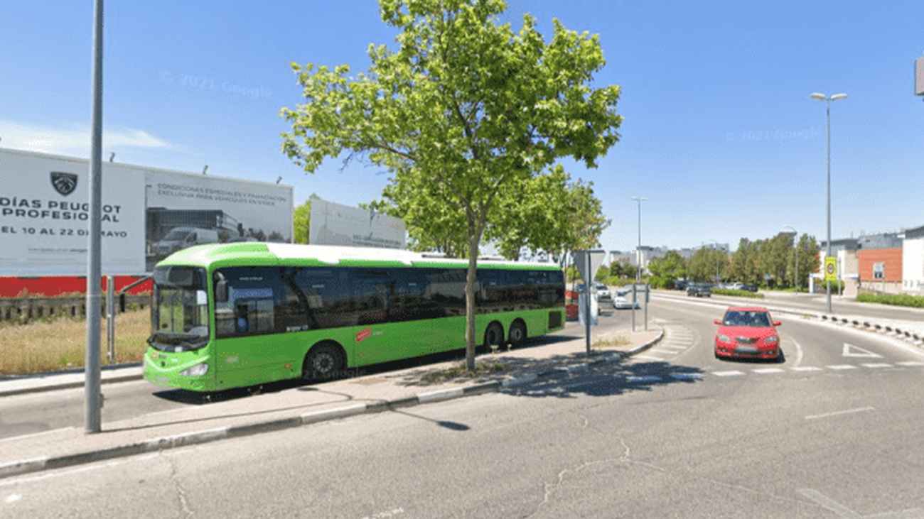 Parada de autobús en la avenida de San Martín de Valdeiglesias
