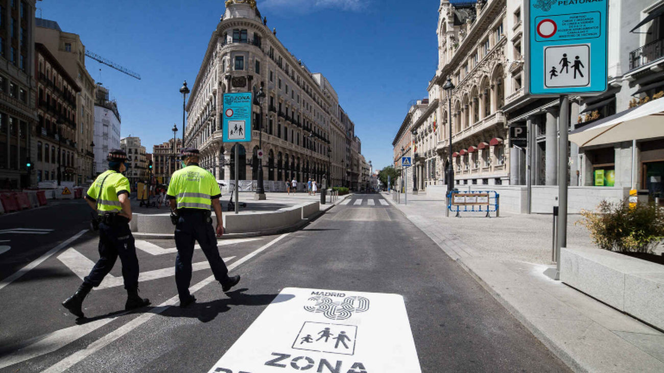 Agentes de movilidad, en la calzada de la calle de Alcalá