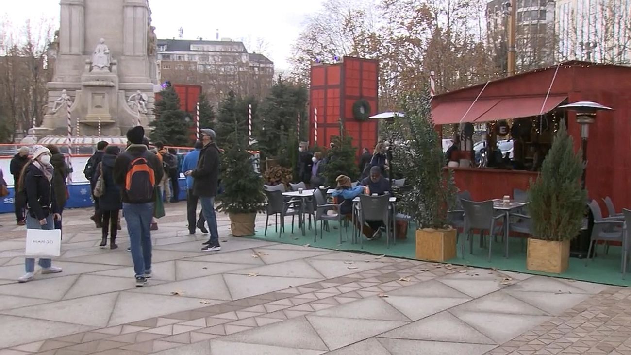 La renovada Plaza de España estrena mercadillo navideño y pista de hielo