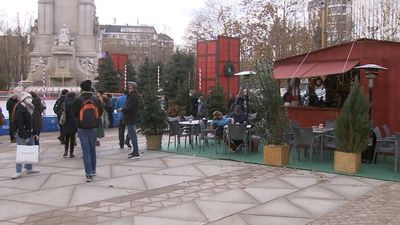 La renovada Plaza de España estrena mercadillo navideño y pista de hielo