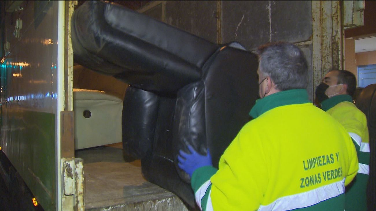 Madrid volverá a poner carteles en los portales para notificar la retirada de enseres domésticos