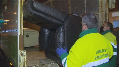 Madrid volverá a poner carteles en los portales para notificar la retirada de enseres domésticos