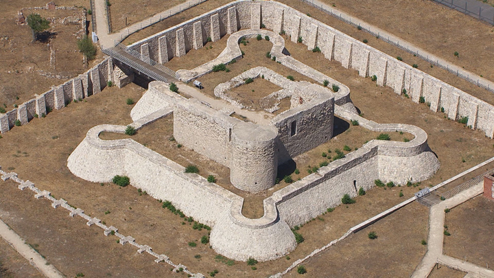Vista aérea del castillo con su foso / TELEMADRID