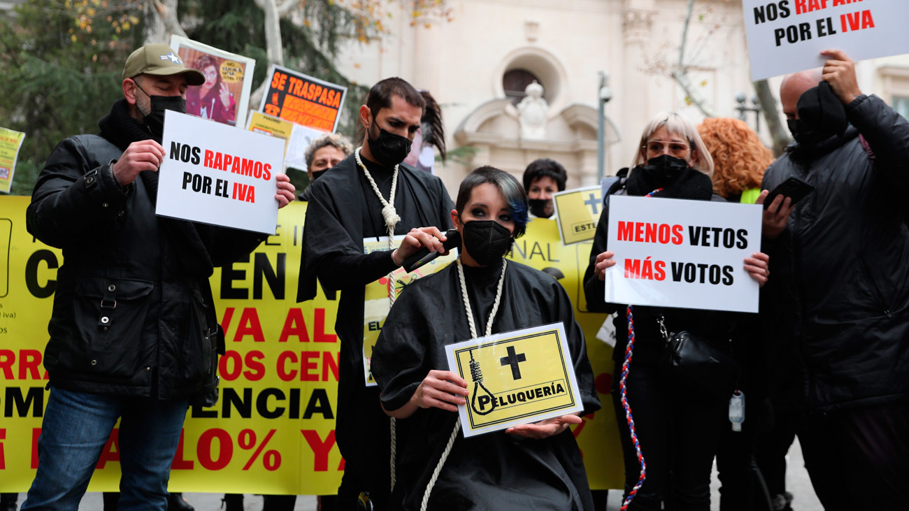 Un grupo de peluqueros se rapa el pelo frente  al Senado para reclamar la bajada del IVA