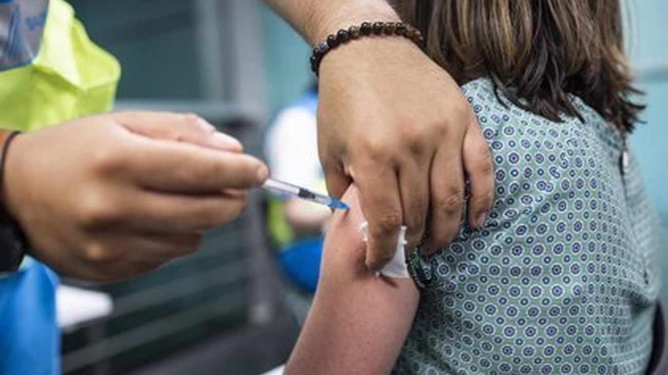 Vacunación a una niña