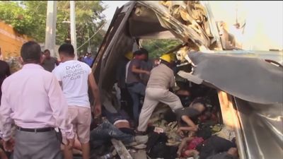 Tragedia en México con 55 muertos tras volcar un camión en Chiapas donde viajaban migrantes hacinados