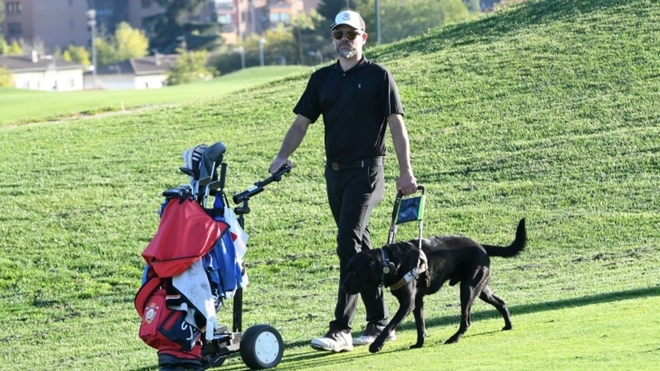 Marc Oller, con su perro guía, durante un entrenamiento
