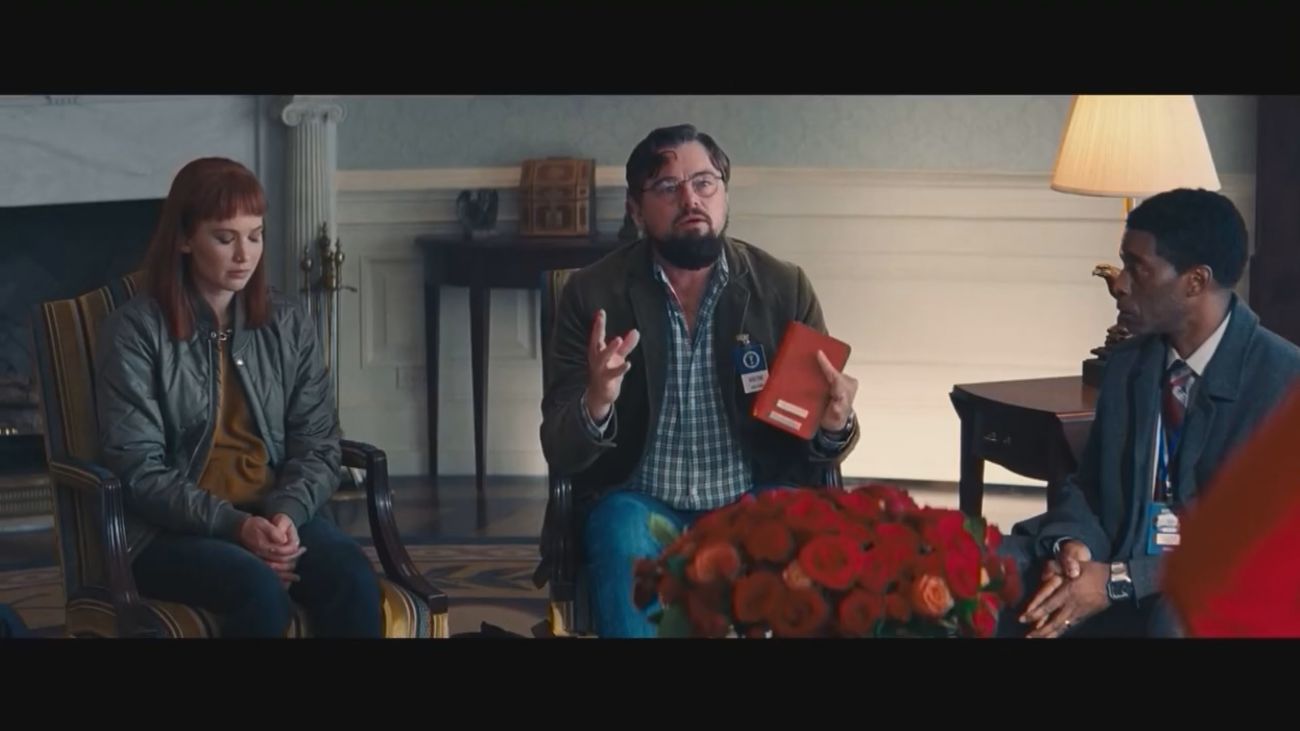 'No mires arriba', una sátira sobre las grandes amenazas de la humanidad y la indiferencia