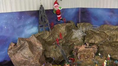 El belén de los bomberos del parque 5 hace un recorrido por los acontecimientos del año