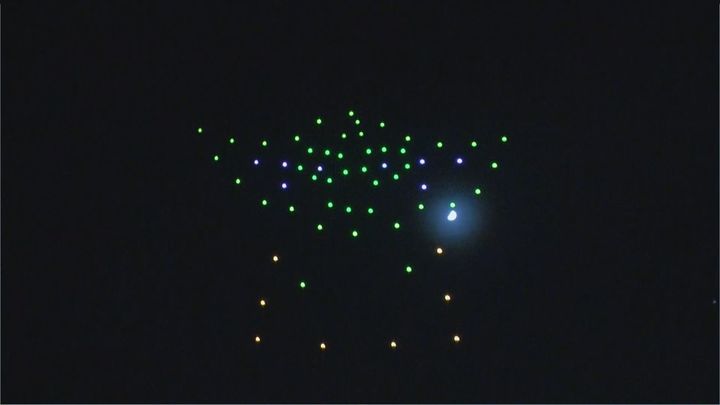 Más de 60 drones toman el cielo de Ciudad Lineal para inaugurar la Navidad en el distrito
