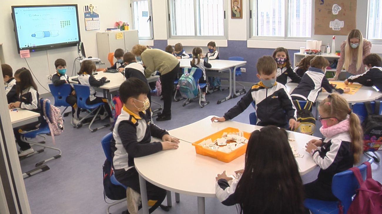 Madrid valora una posible vuelta  al cole semipresencial con turnos para los alumnos más mayores